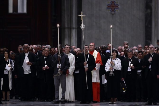 Các thành viên Thượng Hội đồng, do Đức Hồng Y Gabetti dẫn đầu, tiến vào Vương Cung Thánh Đường Thánh Phêrô để cùng nhau lần hạt Mân Côi cầu nguyện cho Hòa bình (Ảnh: © Evandro Inetti/EWTN News/Vatican Pool)