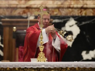 Đức Tổng Giám mục Gintaras Grušas Địa phận Vilnius cử hành Thánh lễ vào dịp Lễ Thánh Luca với các đại biểu Thượng Hội đồng tại Vương cung thánh đường Thánh Phêrô vào ngày 18 tháng 10 năm 2023 (Ảnh: Evandro Inetti/EWTN News/Vatican Pool)