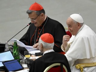 Đức Hồng Y Mario Grech và Đức Thánh Cha Phanxicô tại buổi bế mạc Thượng Hội Đồng về Hiệp hành vào ngày 28 tháng 10 năm 2023 (Ảnh: Truyền thông Vatican)