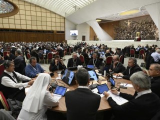 Các đại biểu tham dự Thượng Hội đồng về Hiệp hành gặp gỡ nhau trong những ngày cuối cùng của Thượng Hội đồng, ngày 25 tháng 10 năm 2023 (Ảnh: Truyền thông Vatican)