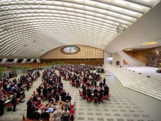 Các đại biểu của Thượng Hội đồng ngồi tại các bàn thảo luận bên trong Đại thính đường Phaolô VI tại Vatican vào tháng 10 năm 2023 (Ảnh: Daniel Ibáñez | CNA)