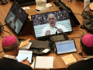 Các tham dự viên tham gia phiên khai mạc của Đại hội đồng Giám mục lần thứ XVI theo dõi Đức Thánh Cha Phanxicô trên màn hình tại Hội trường Phaolô VI tại Vatican, Thứ Tư, ngày 4 tháng 10 năm 2023 (Ảnh: AP / Gregorio Borgia)