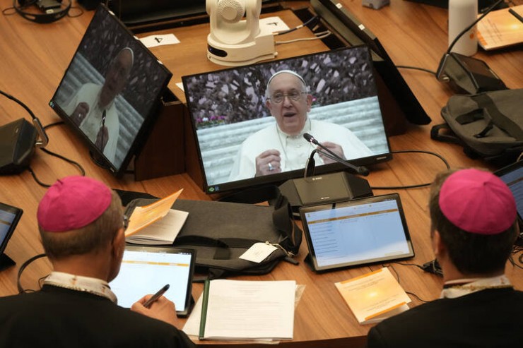 Các tham dự viên tham gia phiên khai mạc của Đại hội đồng Giám mục lần thứ XVI theo dõi Đức Thánh Cha Phanxicô trên màn hình tại Hội trường Phaolô VI tại Vatican, Thứ Tư, ngày 4 tháng 10 năm 2023 (Ảnh: AP / Gregorio Borgia)