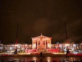 Tòa nhà Quốc hội Áo được thắp sáng màu đỏ như một phần của “Tuần lễ Đỏ” quốc tế nhằm vinh danh các Kitô hữu bị đàn áp trên toàn cầu (Ảnh: ACN)