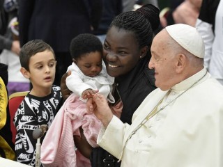 Đức Thánh Cha Phanxicô chào một phụ nữ và một em bé trong bữa trưa tại khán phòng Vatican ngày 19 tháng 11 năm 2023, Ngày Thế giới Người nghèo (Ảnh:CNS/ Truyền thông Vatican)