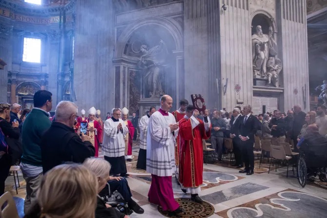 231103-holy-mass-in-memory-of-the-supreme-pontiff-benedict-xvi-and-the-cardinals-and-bishops-who-died-over-the-course-of-the-year-at-the-altar-of-the-chair-in-st-peter-s-basilica-daniel-ibanez-1