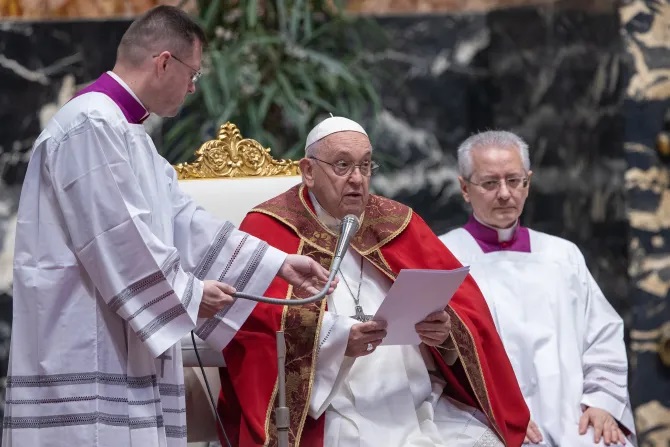 Đức Thánh Cha Phanxicô chia sẻ trong Thánh lễ cầu nguyện cho linh hồn của Đức Bênêđíctô XVI cũng như các Hồng y và Giám mục đã qua đời trong năm qua được cử hành tại Vương Cung Thánh Đường Thánh Phêrô vào ngày 3 tháng 11 năm 2023 (Ảnh: Daniel Ibanez/CNA)