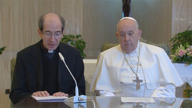Đức Thánh Cha Phanxicô và Đức Ông Paolo Braida trong giờ Kinh Truyền Tin hôm Chúa Nhật, ngày 26 tháng 11 (Ảnh: Truyền thông Vatican)