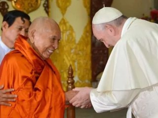 Đức Thánh Cha Phanxicô chào đón vị tu sĩ Phật giáo hàng đầu của Myanmar, Hòa thượng Bhaddanta Kumarabhivamsa, sau cuộc gặp gỡ của họ tại Yangon vào ngày 29 tháng 11 năm 2017 (Ảnh: Kyodo/MAXPPP)