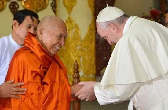 Đức Thánh Cha Phanxicô chào đón vị tu sĩ Phật giáo hàng đầu của Myanmar, Hòa thượng Bhaddanta Kumarabhivamsa, sau cuộc gặp gỡ của họ tại Yangon vào ngày 29 tháng 11 năm 2017 (Ảnh: Kyodo/MAXPPP)