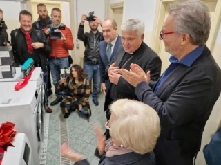 Đức Hồng Y Konrad Krajewski, Chánh Sở Từ Thiện Giáo Hoàng, sau khi cắt băng khánh thành “Hiệu giặt tự động Giáo hoàng” mới dành cho người vô gia cư (Ảnh: Văn phòng Báo chí Tòa Thánh)