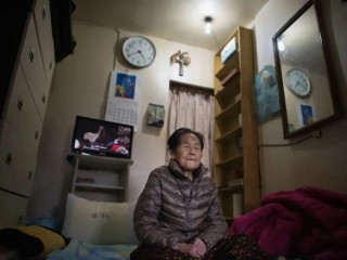 Cụ bà Kim Ok-Soon, 90 tuổi, ngồi trong căn phòng của mình ở làng Guryong, ngoại ô Gangnam, Seoul, Hàn Quốc trong bức ảnh tư liệu này (Ảnh: Ed Jonses/AFP/Getty)