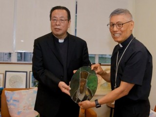 Đức Hồng Y Chow và Đức Tổng Giám mục Li tại Hồng Kông (Ảnh: Sunday Examiner)
