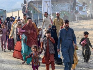 Người tị nạn Afghanistan ở Pakistan, đối mặt với việc bị trục xuất, quay trở lại biên giới (Ảnh: AFP)