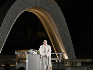 Đức Thánh Cha Phanxicô tại Đài tưởng niệm Hòa bình ở Hiroshima, Nhật Bản, vào ngày 11 tháng 11 năm 2019, trong khuôn khổ chuyến tông du tới Thái Lan và Nhật Bản (Ảnh: Truyền thông Vatican)