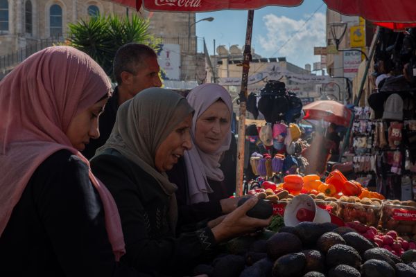 Một số phụ nữ đang mua sắm tại suq (chợ Ả Rập) ở thành phố cổ Bethlehem, vào Thứ Bảy, ngày 18 tháng 11 năm 2023 (Ảnh: Marinella Bandini)