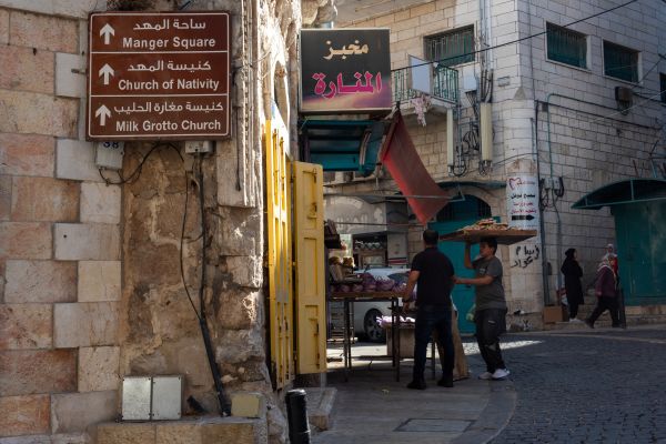 Bảng chỉ đường đến các địa điểm Công giáo quan trọng ở Bethlehem: Quảng trường Máng Cỏ, Nhà thờ Giáng Sinh, Nhà thờ Hang Sữa Đức Mẹ (Ảnh: Marinella Bandini)