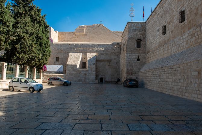 Bãi đậu xe trống tại Vương Cung Thánh Đường Chúa Giáng sinh ở Bethlehem, nhìn từ Quảng trường Máng Cỏ (Ảnh: Marinella Bandini)