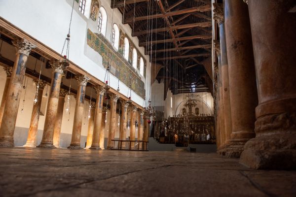 Bên trong Vương Cung Thánh Đường Chúa Giáng Sinh ở Bethlehem. Kể từ khi chiến tranh bắt đầu vào ngày 7 tháng 10, các nhóm hành hương và du lịch đã hủy bỏ các chuyến viếng thăm và Vương Cung Thánh Đường luôn trống rỗng. Khu vực này của ngôi Vương Cung Thánh Đường được bảo vệ bởi Chính thống giáo Hy Lạp (Ảnh: Marinella Bandini)