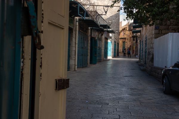 Phố Hang Sữa, cách Vương Cung Thánh Đường Chúa Giáng Sinh vài mét, ở Bethlehem. Con phố tràn ngập các cửa hàng lưu niệm và thủ công địa phương, tất cả đều đóng cửa (Ảnh: Marinella Bandini)