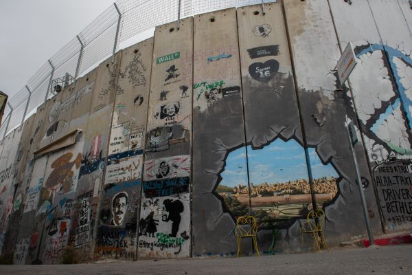 Một bức tranh trên bức tường ngăn cách giữa Israel và Lãnh thổ Palestine cho thấy khung cảnh của Giêrusalem. Ngày 18 tháng 11 năm 2023 (Ảnh: Marinella Bandini)