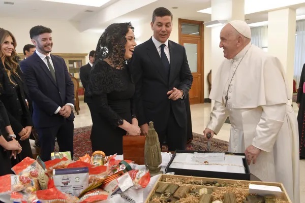 Đức Thánh Cha Phanxicô gặp gỡ Tổng thống Paraguay Santiago Peña và phu nhân vào ngày 27 tháng 11 năm 2023 Đức Thánh Cha Phanxicô gặp Tổng thống Paraguay Santiago Peña và phu nhân vào ngày 27 tháng 11 năm 2023 (Ảnh: Truyền thông Vatican)