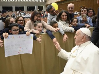 Đức Thánh Cha Phanxicô chào đón công chúng tham dự buổi tiếp kiến chung hàng tuần tại Hội trường Phaolô VI tại Vatican vào ngày 29 tháng 11 năm 2023 (Ảnh: Truyền thông Vatican)