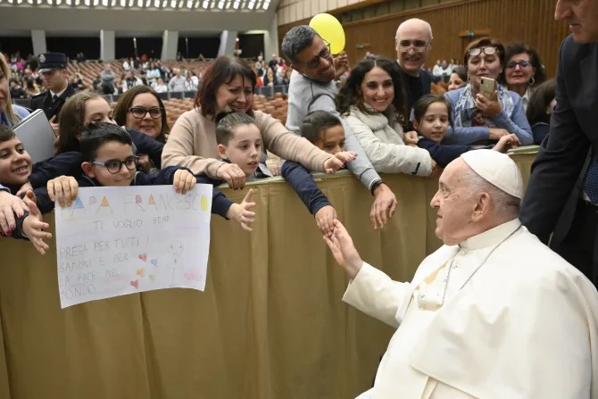 Đức Thánh Cha Phanxicô chào đón công chúng tham dự buổi tiếp kiến chung hàng tuần tại Hội trường Phaolô VI tại Vatican vào ngày 29 tháng 11 năm 2023 (Ảnh: Truyền thông Vatican)