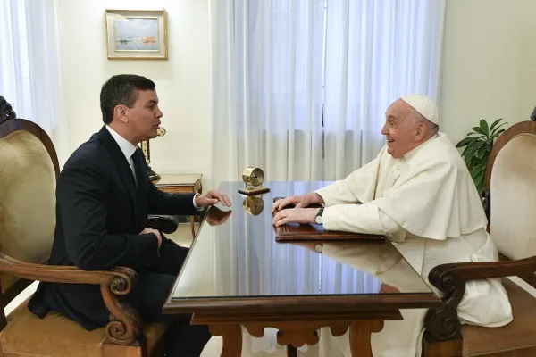 Vatican đã công bố những bức ảnh về cuộc gặp gỡ của Đức Thánh Cha Phanxicô với Tổng thống Paraguay Santiago Peña vào ngày 27 tháng 11 năm 2023 khi Đức Thánh Cha bình phục sau khi bị cúm (Ảnh: Truyền thông Vatican)