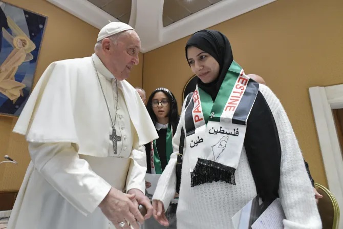 Đức Thánh Cha Phanxicô đã gặp gỡ người thân của những người Palestine sống ở Gaza vào thứ Tư, ngày 22 tháng 11 năm 2023 (Ảnh: Truyền thông Vatican)