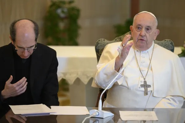 Đức Thánh Cha Phanxicô ban phép lành sau khi đọc Kinh Truyền Tin từ nhà nguyện Casa Santa Marta ở Vatican của ngài vào ngày 26 tháng 11 năm 2023. Trong bức ảnh, có thể thấy một miếng băng giữ ống thông để điều trị qua đường tĩnh mạch trên tay phải của Đức Thánh Cha (Ảnh: Truyền thông Vatican)