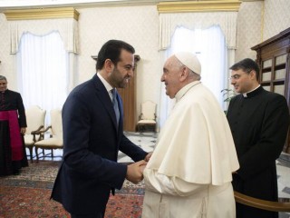 Thẩm phán Mohamed Abdel Salam gặp gỡ Đức Thánh Cha Phanxicô tại Vatican vào ngày 29 tháng 5 năm 2023 (Ảnh: Truyền thông Vatican)