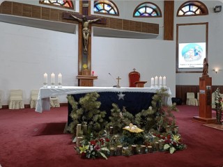 Bức tượng Chúa Giêsu Hài Đồng nằm trước bàn thờ trong Nhà thờ Thánh Phêrô và Phaolô ở Ulaanbaatar, trong Thánh lễ mừng Chúa Giáng Sinh vào ngày 25 tháng 12 năm 2023 (Ảnh: Elise Ann Allen/Crux)