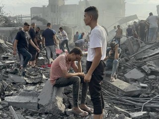 Người dân Palestine tìm kiếm những người sống sót sau cuộc không kích của Israel vào trại tị nạn Nusseirat, Dải Gaza, thứ Ba, ngày 31 tháng 10 năm 2023 (Ảnh: AP)