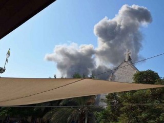 Cảnh phá hủy và đánh bom trong và xung quanh Nhà thờ Thánh Gia