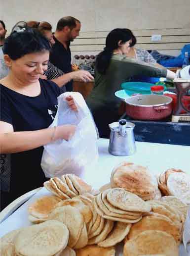 Chuẩn bị bữa ăn cho các gia đình được che chở trong nhà thờ