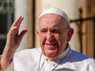 Đức Thánh Cha Phanxicô rời buổi tiếp kiến chung hàng tuần tại Quảng trường Thánh Phêrô ở Vatican, Thứ Tư, ngày 5 tháng 10 năm 2022 (Ảnh: AP / Alessandra Tarantino)