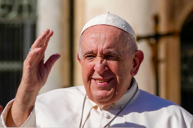 Đức Thánh Cha Phanxicô rời buổi tiếp kiến chung hàng tuần tại Quảng trường Thánh Phêrô ở Vatican, Thứ Tư, ngày 5 tháng 10 năm 2022 (Ảnh: AP / Alessandra Tarantino)