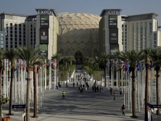 Mọi người đi qua địa điểm tổ chức Hội nghị thượng đỉnh về khí hậu của Liên hợp quốc COP28 với hậu cảnh là Mái vòm Al Wasl tại Expo City, ngày 29 tháng 11 năm 2023, tại Dubai, Các Tiểu vương quốc Ả Rập Thống nhất (Ảnh: Joshua Bickel/AP)