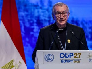 Quốc vụ khanh Tòa Thánh, Đức Hồng Y Pietro Parolin có bài phát biểu tại hội nghị thượng đỉnh các nhà lãnh đạo của hội nghị khí hậu COP27 tại Trung tâm Hội nghị Quốc tế Sharm el-Sheikh, tại thành phố nghỉ mát cùng tên tại Biển Đỏ của Ai Cập, vào ngày 8 tháng 11 năm 2022 (Ảnh : AFP)