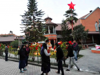 Kitô hữu Nepal đi qua trước Nhà thờ Đức Mẹ Lên Trời (Công giáo) trước lễ Giáng sinh ở Lalitpur, ngoại ô Kathmandu (Ảnh: AFP)