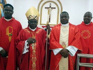 Đức Giám mục Matthew Kukah Địa phận Sokoto, Nigeria, cùng với các linh mục (Ảnh: Truyền thông Vatican)