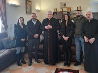 Đức Hồng Y Krajewski đã đến thăm một số người vào ngày đầu tiên ở Thánh Địa (Ảnh: Vatican News)