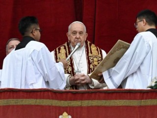 Đức Thánh Cha Phanxicô đọc bài diễn văn “Urbi et orbi” hàng năm và ban phép lành nhân dịp Lễ Giáng Sinh từ ban công trung tâm của Vương Cung Thánh Đường Thánh Phêrô vào ngày 25 tháng 12 năm 2023 (Ảnh: Truyền thông Vatican)