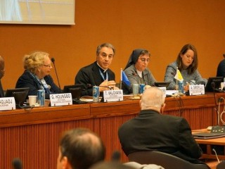 Đức Tổng Giám mục Balestrero và Nữ tu Smerilli tại buổi trình bày Tông Huấn  Laudate Deum tại Geneva (Ảnh: Vatican News)