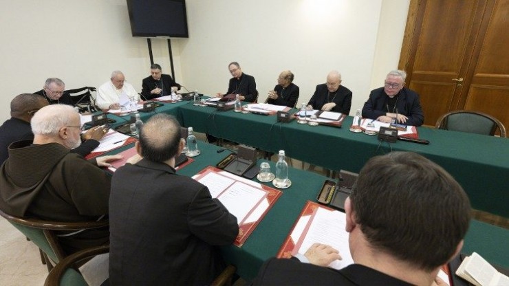 Đức Thánh Cha Phanxicô gặp gỡ Hội đồng Hồng Y Cố vấn (Ảnh: Vatican News)