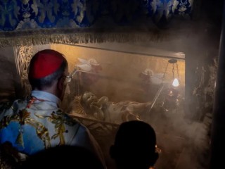 Đức Thượng Phụ nghi lễ Latinh của Giêrusalem, Đức Hồng Y Pierbattista Pizzaballa, cầu nguyện trước tượng Chúa Giêsu Hài Đồng được đặt trong hốc tường theo truyền thống được xác định là máng cỏ, trong Hang đá Chúa Giáng sinh, ở Bethlehem. Buổi cầu nguyện diễn ra vào cuối Thánh lễ nửa đêm mừng Chúa Giáng sinh tại nhà thờ Thánh Catherine, do chính Đức Thượng Phụ  Pizzaballa chủ sự  vào ngày 25 tháng 12 năm 2023 (Ảnh: Marinella Bandini)