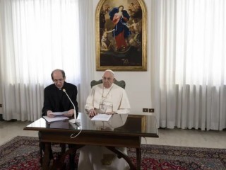 Đức Ông Paolo Braida đọc bài chia sẻ đã được chuẩn bị sẵn của Đức Thánh Cha Phanxicô trong giờ  Kinh Truyền Tin hôm Chúa nhật, ngày 3 tháng 12 năm 2023, từ nhà nguyện tại dinh Giáo hoàng ở Casa Santa Marta (Ảnh: Truyền thông Vatican)