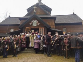 Người dân Ukraine tham dự lễ Giáng sinh gần một nhà thờ ở làng Kryvorivnya trên Dãy núi Carpathian gần Ivano-Frankivsk, miền tây Ukraine, ngày 25 tháng 12 năm 2023 (ẢNh: EPA/MAXPPP)