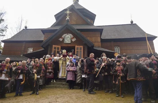Người dân Ukraine tham dự lễ Giáng sinh gần một nhà thờ ở làng Kryvorivnya trên Dãy núi Carpathian gần Ivano-Frankivsk, miền tây Ukraine, ngày 25 tháng 12 năm 2023 (ẢNh: EPA/MAXPPP)